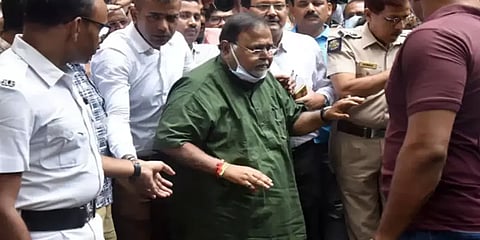 பார்த்தா சட்டர்ஜியின் அமைச்சர் பதவி பறிப்பு -  மம்தா பானர்ஜி நடவடிக்கை