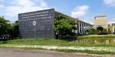 தமிழ்நாடு மத்திய பல்கலைக்கழக தேர்வில் ஏகப்பட்ட குளறுபடி  - மாணவர்கள் அவதி