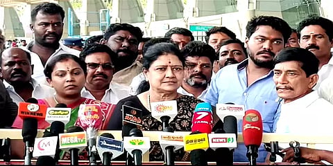 பிளவுகளை கடந்து அதிமுக அம்மாவின் ஆட்சியை அமைக்கும் - சசிகலா ஆருடம்