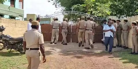 பள்ளி மாணவி மரண விவகாரம்: டிசி பெற்று சொந்த ஊருக்குச் சென்ற 23 மாணவிகள்