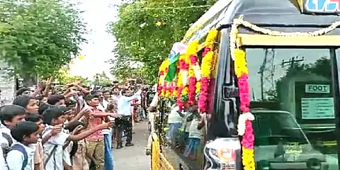 வீர மரணமடைந்த ராணுவ வீரரின் உடலுக்கு  ராணுவ கிராமத்தினர்  அஞ்சலி