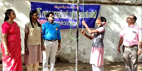 சாதனை மாணவர்களை தேசியக் கொடி ஏற்றவைத்து ஊக்கப்படுத்தும் பள்ளி நிர்வாகம்
