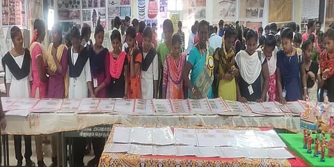 500, 200, 100..ரூபாய் நோட்டுகளின் வரிசை எண்களை கொண்டு சுதந்திர தினம் கொண்டாடும் ஆசிரியை.!
