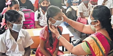 "1, 2ம் வகுப்பில் பயிலும் மாணவர்களுக்கு வீட்டுப்பாடம் தரக்கூடாது" - பள்ளிக்கல்வித்துறை