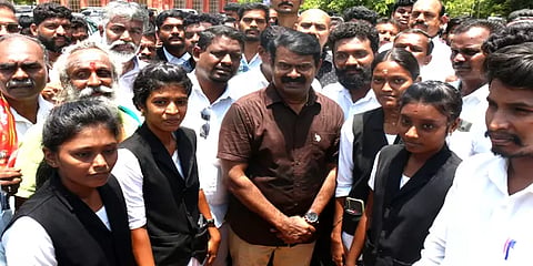 'அதிமுகவில் நடப்பது நகைச்சுவை நாடகம், நாம் வேடிக்கை பார்ப்போம்' - சீமான்