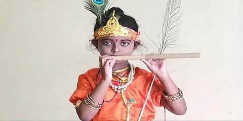 கிருஷ்ண ஜெயந்தி: குழந்தைக்கு கிருஷ்ணர் வேடமிட்டு மகிழ்ந்த  இஸ்லாமிய தம்பதி