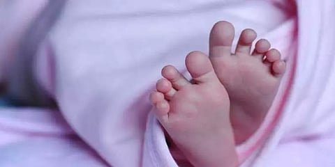 குழந்தை இறந்துவிட்டதாகக் கூறிய தந்தை - சந்தேகமடைந்த தாத்தா... அம்பலமானது குழந்தை விற்பனை
