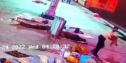 ரயில் நிலையத்தில் தாயுடன் தூங்கிய 7 மாத குழந்தை கடத்தல் - டிப் டாப் நபரை தேடும் போலீஸ்!