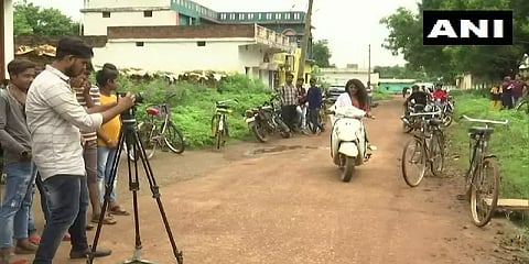 ஸ்டார்ட்.. ரோலிங்.. ஆக்‌ஷன்.. : ஒட்டுமொத்த கிராமமும் யூடியூபர்ஸின் ஹப்பான கதை தெரியுமா?