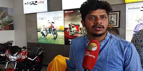 8 மூட்டைகள்; 2 மணி நேரம் எண்ணிய ஊழியர்கள்.. 10 ரூ சில்லறைகளை கொடுத்தே புது பைக்