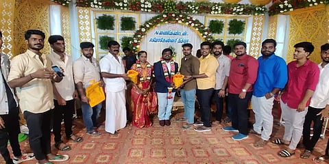 புதுக்கோட்டை: தக்காளியை திருமண பரிசாக வழங்கி ஆச்சர்யப்படுத்திய நண்பர்கள்..!
