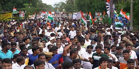 ராகுல் காந்தி  டீசர்ட்  குறித்து விமர்சித்த பாஜக... பதிலடி கொடுத்த காங்கிரஸ்