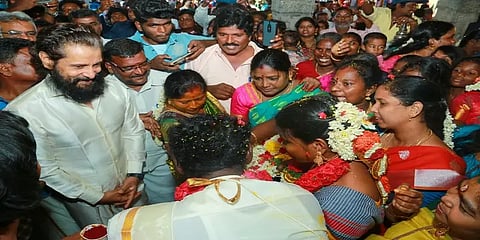 பணிப்பெண் இல்லத் திருமணத்தில் கலந்து கொண்டு வாழ்த்திய நடிகர் விக்ரம்.!