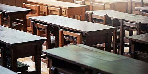 ஆசிரியரின் அலட்சியம்!  - 18 மணிநேரம் வகுப்பறைக்குள்ளேயே சிக்கி தவித்த 7 வயது சிறுமி