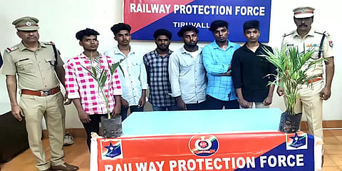 பட்டாக் கத்தியுடன் ரயிலில் அலப்பறை! கல்லூரி மாணவர்களை ஸ்கெட்ச் போட்டு தூக்கிய போலீசார்!