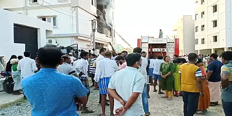 ஆந்திரா: மருத்துவமனையில்  ஏற்பட்ட தீ விபத்து – மருத்துவர் குடும்பத்தைச் சேர்ந்த மூவர் பலி