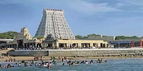 திருசெந்தூர் கோவில் அருகே ஆக்கிரமிப்பை மீட்ககோரிய வழக்கு- கோவில் உதவி ஆணையர் ஆஜராக உத்தரவு