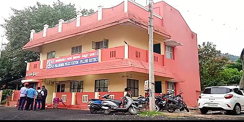வேலூர்:  கேரளாவுக்கு லாரியில் கடத்தப்பட இருந்த ரூ.10 கோடி பறிமுதல் - 4 பேர் கைது