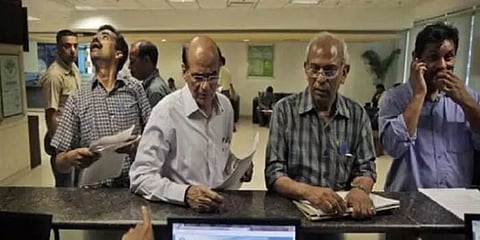 எகிறும் வட்டிகளும்..அதிகரிக்கும் கடன் பாரங்களும் - பொருளாதார நிபுணர்களின் எச்சரிக்கை!
