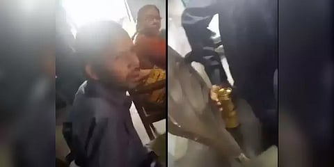 உ.பி: வகுப்பறையில் மாணவர்கள் முன்பு மது அருந்தி கொண்டே பாடம் நடத்திய ஆசிரியர்!