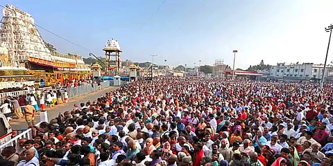 திருப்பதியில் குவிந்த பக்தர்கள் 36 மணி நேரம் காத்திருந்து சாமி தரிசனம்