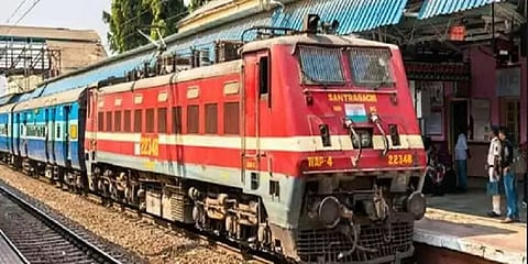 நெருங்கும் தீபாவளி: எரியக்கூடிய பொருட்களை ரயிலில் கொண்டுசெல்லவேண்டாம் - ரயில்வே எச்சரிக்கை