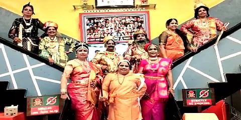 ஆதித்த கரிகாலன், குந்தவையாக வேடமணிந்து பொன்னியின் செல்வன் படம் பார்க்க வந்த ரசிகர்கள்