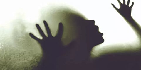 பாலியல் வன்கொடுமையால் கர்ப்பமான சிறுமியை எரித்துக் கொல்ல முயற்சி