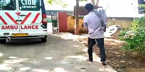 ’ஆம்புலன்ஸ் கிடைக்கல’..பாம்பு கடித்து உயிரிழந்த மகனின் சடலத்தை தோளில் சுமந்து சென்ற தந்தை!