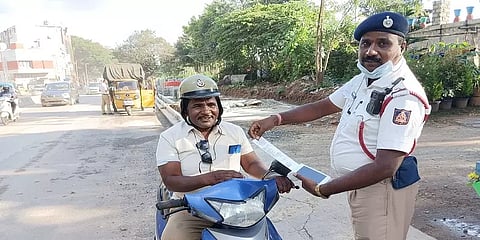 ஹெல்மட் விதிகளை மீறியதாக சக போலீஸுக்கே அபராதம் விதித்த போலீஸ்! - நடந்தது என்ன?