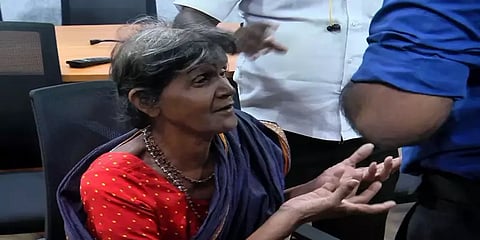 தென்காசி: கண் பார்வையற்ற மூதாட்டியை மருத்துவமனையில் தவிக்க விட்டுச்சென்ற உறவினர்கள்