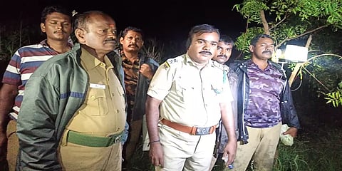வன விலங்குகளிடம் இருந்து விளை பயிரை  காக்க விவசாயி செய்த செயல்: அச்சத்தில் மக்கள்