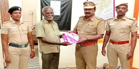 ஆட்டோவில் தவறவிட்ட 1.5 பவுன் தங்க நகையை ஒப்படைத்த ஓட்டுநர் - குவியும் பாராட்டு