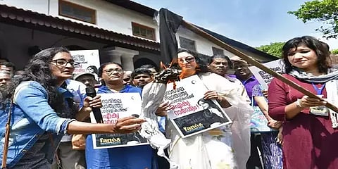 ஈரானிய பெண்களுக்கு ஆதரவாக ஹிஜாப்பை எதிர்த்த கேரள பெண்கள்! இந்தியாவின் முதல் குரல்