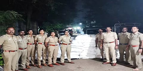 கர்நாடகா டூ தமிழ்நாடு: காரில் கடத்திவரப்பட்ட ரூ.5 லட்சம் மதிப்புள்ள குட்கா பறிமுதல்