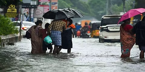 ”தேவையின்றி வெளியே செல்ல வேண்டாம்”- மக்களுக்கு whatsapp மூலம் திருச்சி ஆட்சியர் அறிவுரை