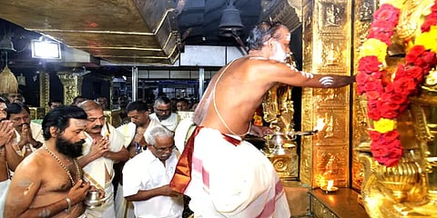 இன்று அதிகாலை சபரிமலையில் நடை திறப்பு – கொட்டும் மழையிலும் பக்தர்கள் சுவாமி தரிசனம்
