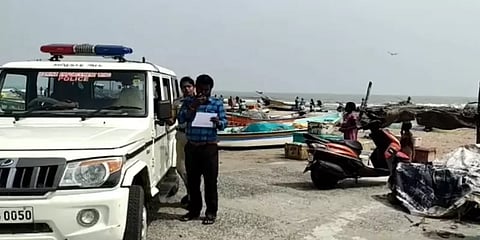 மயிலாடுதுறை மீனவர்கள் கடலுக்குள் மீன் பிடிக்க செல்லக்கூடாது - காவல்துறை எச்சரிக்கை