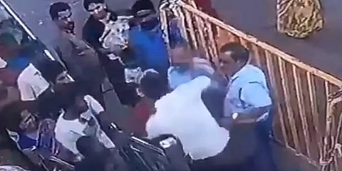 ”நான் வக்கீல் உள்ள விடுங்க” சிறப்பு தரிசனத்திற்கு மறுப்பு கூறிய ஊழியரை தாக்கிய வழக்கறிஞர்!