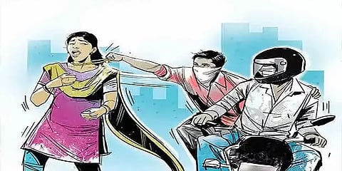 மதுரை: பெண் காவலரிடம் நகையை வழிப்பறி செய்த மர்ம நபர்கள்.. பரபரப்பு CCTV காட்சி வெளியீடு!