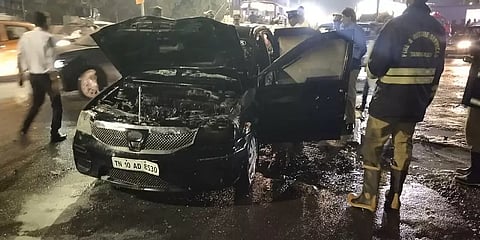 சாலையில் சென்றுகொண்டிருந்த காரில் திடீர் தீவிபத்து - மளமளவென எரிந்த தீயால் பரபரப்பு