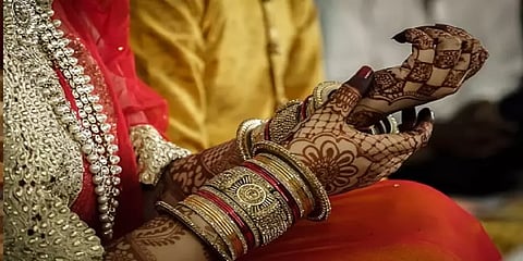 ”இத்தனை பேர் முன்னாடி இப்படியா பண்றது?” - முத்தமிட்ட மணமகன்.. திருமணத்தை நிறுத்திய மணமகள்!