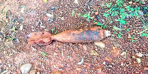 பூமியில் இருந்து கண்டெடுக்கப்பட்ட மர்ம பொருள்: ராக்கெட் லான்சரா போலீசார் விசாரணை