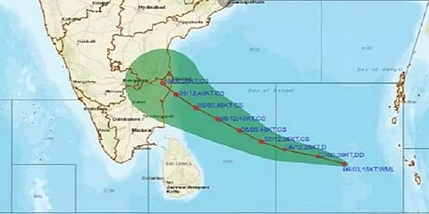 சென்னைக்கு அருகே 10 கி.மீ வேகத்தில் நகரும் மாண்டஸ் புயல் - கனமழைக்கு தயாராகும் தமிழ்நாடு!