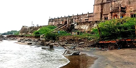 மாண்டஸ் புயலால் ஏற்பட்ட கடல் அரிப்பு - டேனிஷ்  கோட்டைக்கு ஆபத்து!
