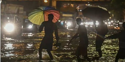 கரையை கடந்தது மாண்டஸ் புயலின் மையப்பகுதி