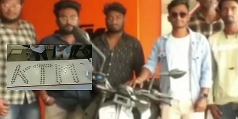 112 பைகளில் 1 ரூபாய் நாணயங்கள்...  KTM பைக் வாங்க இளைஞர் செய்த நூதன முயற்சி!