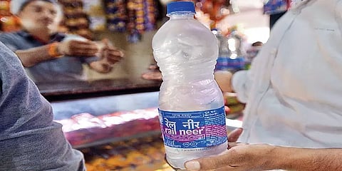 ”ரூ.5க்கு ஆசைப்பட்டு 1 லட்சத்தை இழந்த காண்ட்ராக்டர்” - அதிரடி காட்டிய இந்திய ரயில்வே!