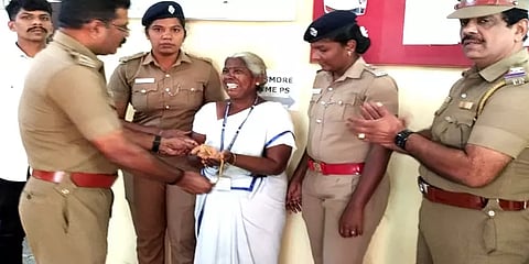 'யார் எடுத்தீங்களோ அத நீங்களே கொடுத்துடுங்க' - நகையை நாசுக்காக மீட்ட போலீஸ் இன்ஸ்பெக்டர்