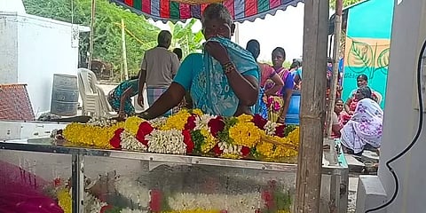 ’செய்யும் தொழிலே தெய்வம்’ - துப்புறவு சீருடை அணிந்தவாறே உயிரைவிட்ட பெண்ணால் நெகிழ்ச்சி!
